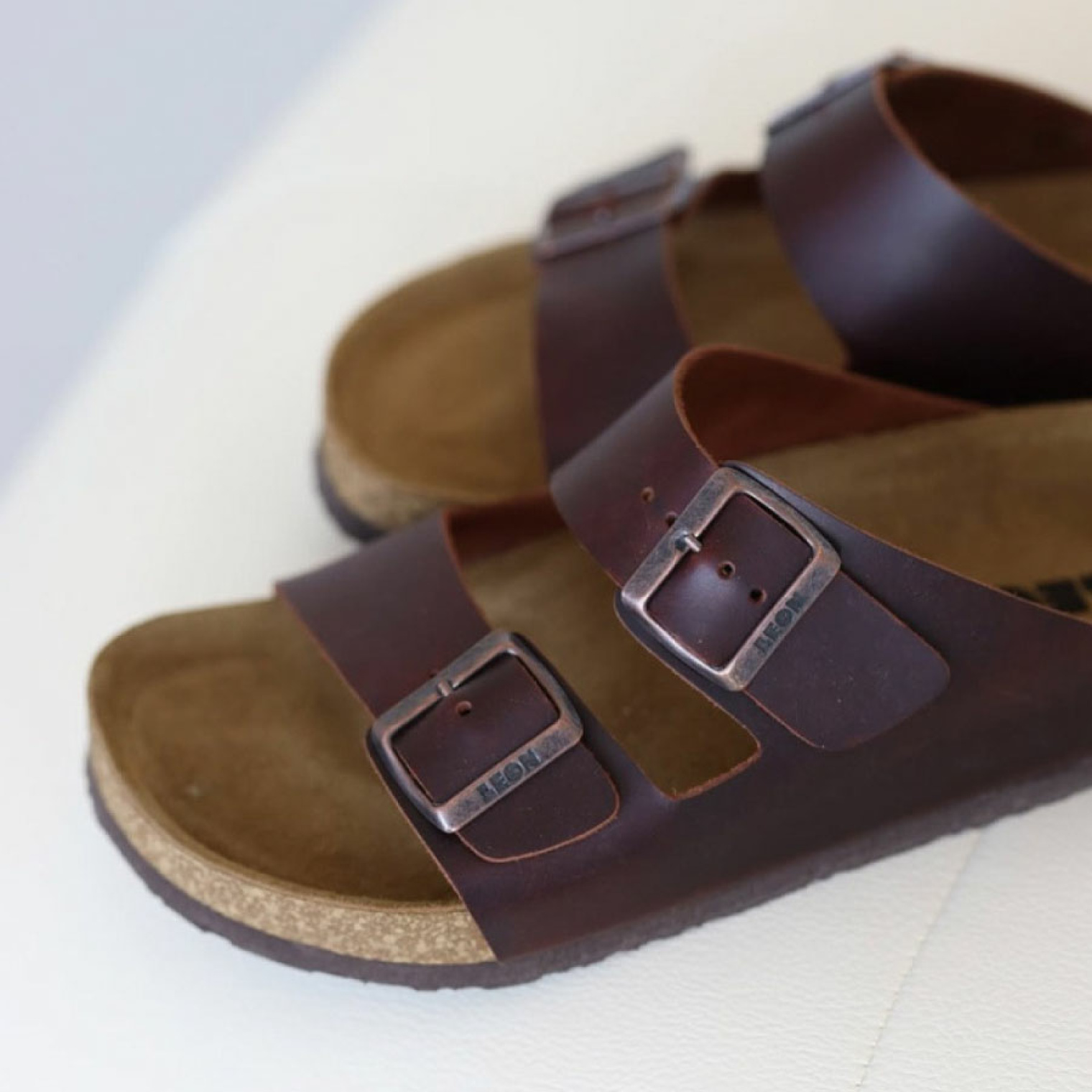 Особливості шльопанців Leon 4723