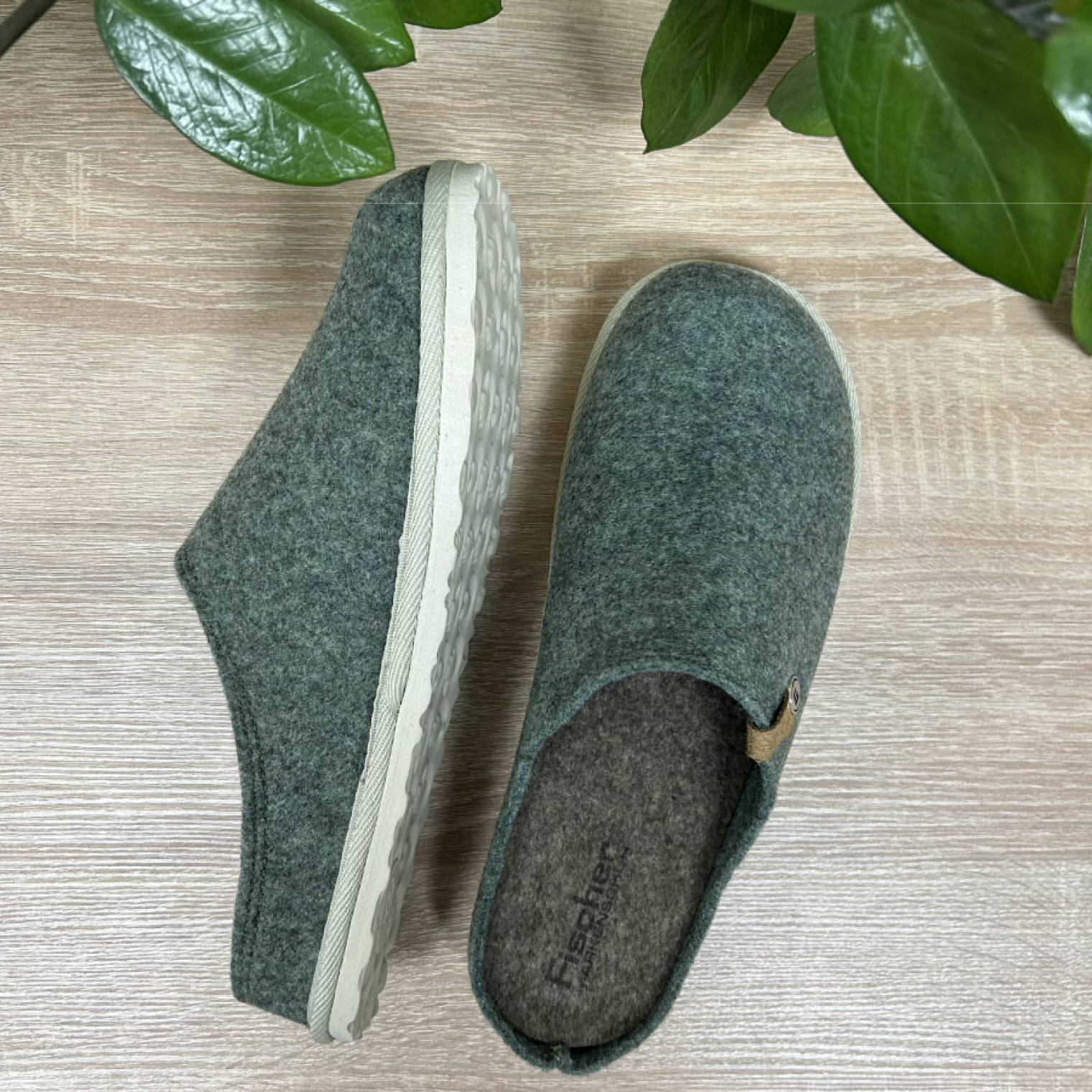 <span data-mce-style="color: rgb(0, 0, 0);" style="color: rgb(0, 0, 0);"><strong>Для чого підходять ці капці?</strong></span>