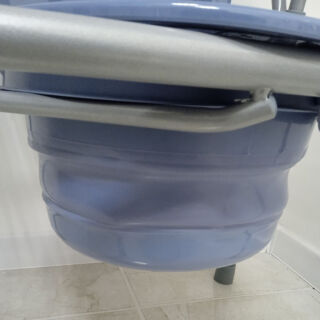 Стілець-туалет Vhealth VH610 для літніх людей та при травмах, макс.навантаження до 100 кг, ширина сидіння 43 см, складається