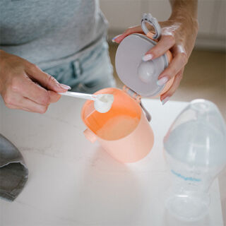 Портативный контейнер для сухой смеси BabyOno 1544 с герметичной крышкой и ложечкой (240 мл)