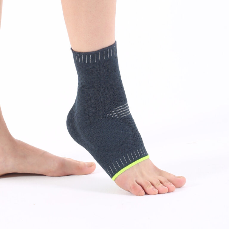 Бандаж на голеностопный сустав Ortomedica REF-720 эластичный, с силиконовой вставкой