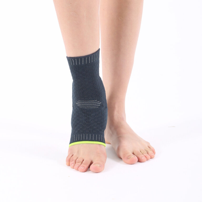 Бандаж на голеностопный сустав Ortomedica REF-720 эластичный, с силиконовой вставкой