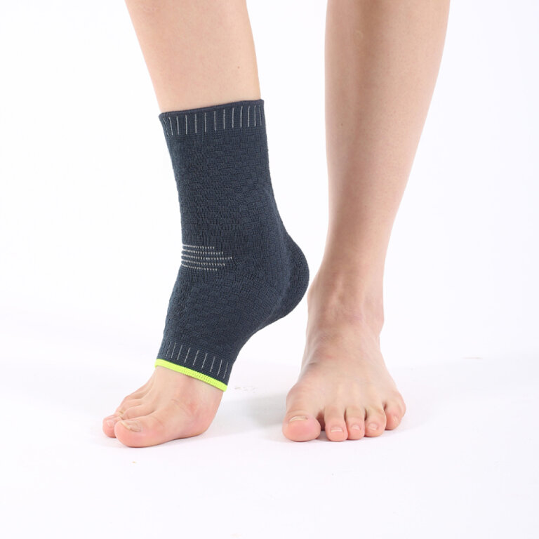 Бандаж на голеностопный сустав Ortomedica REF-720 эластичный, с силиконовой вставкой