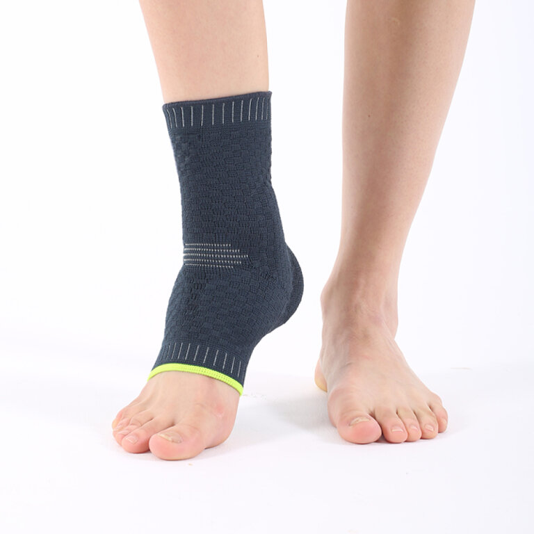 Бандаж на голеностопный сустав Ortomedica REF-720 эластичный, с силиконовой вставкой