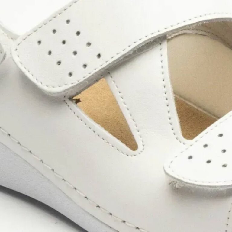 Босоніжки з вставкою для "кісточки" Leon 5020 білий