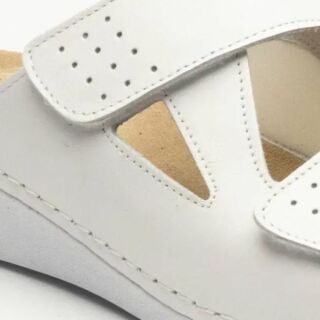 Шльопанці жіночі Leon 5010 білі