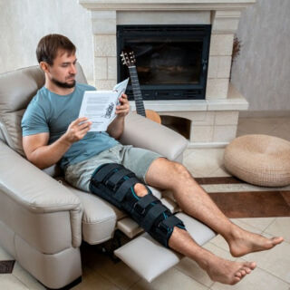 Бандаж (тутор) на колінний суглоб Алком 3013 чорний