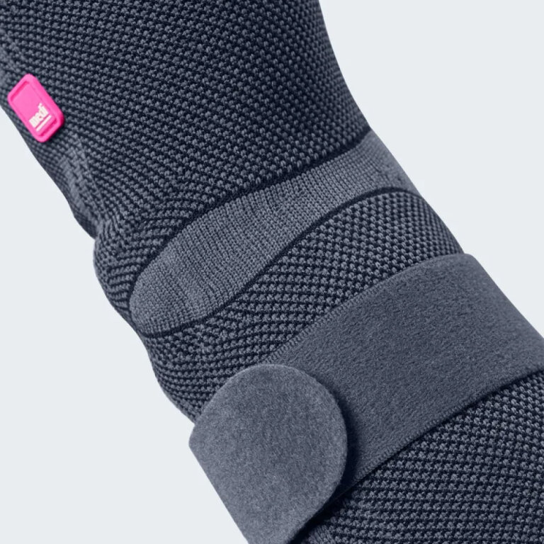 Бандаж ліктьовий з силіконовими вкладками Medi EPICOMED сріблястий